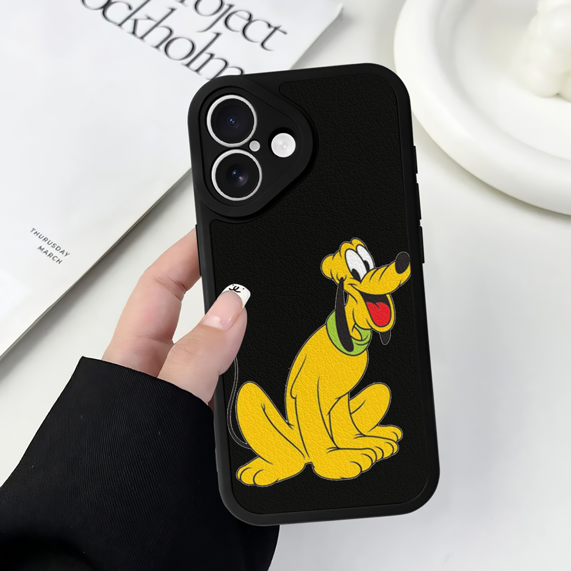 （画像用） ミッキーマウス Mickey Mouse 【iPhone 16シリーズ対応】シリコンスマホケース（レザー調） 材質：シリコン